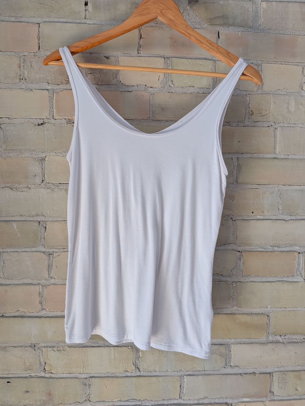 Reitmans White Reversible Scoop/V-neck Tank Top
